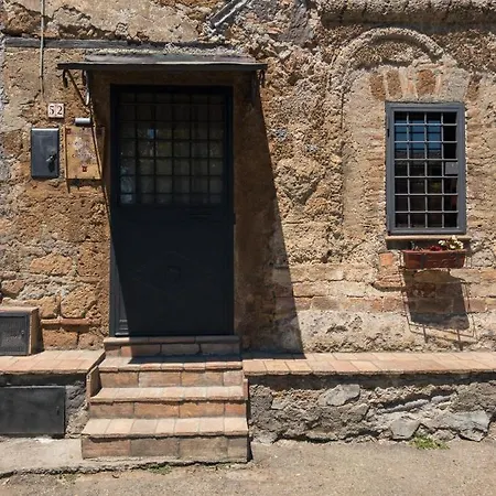 Casa Vacanze La Piazzetta Del Castello Montecalvello Exterior photo